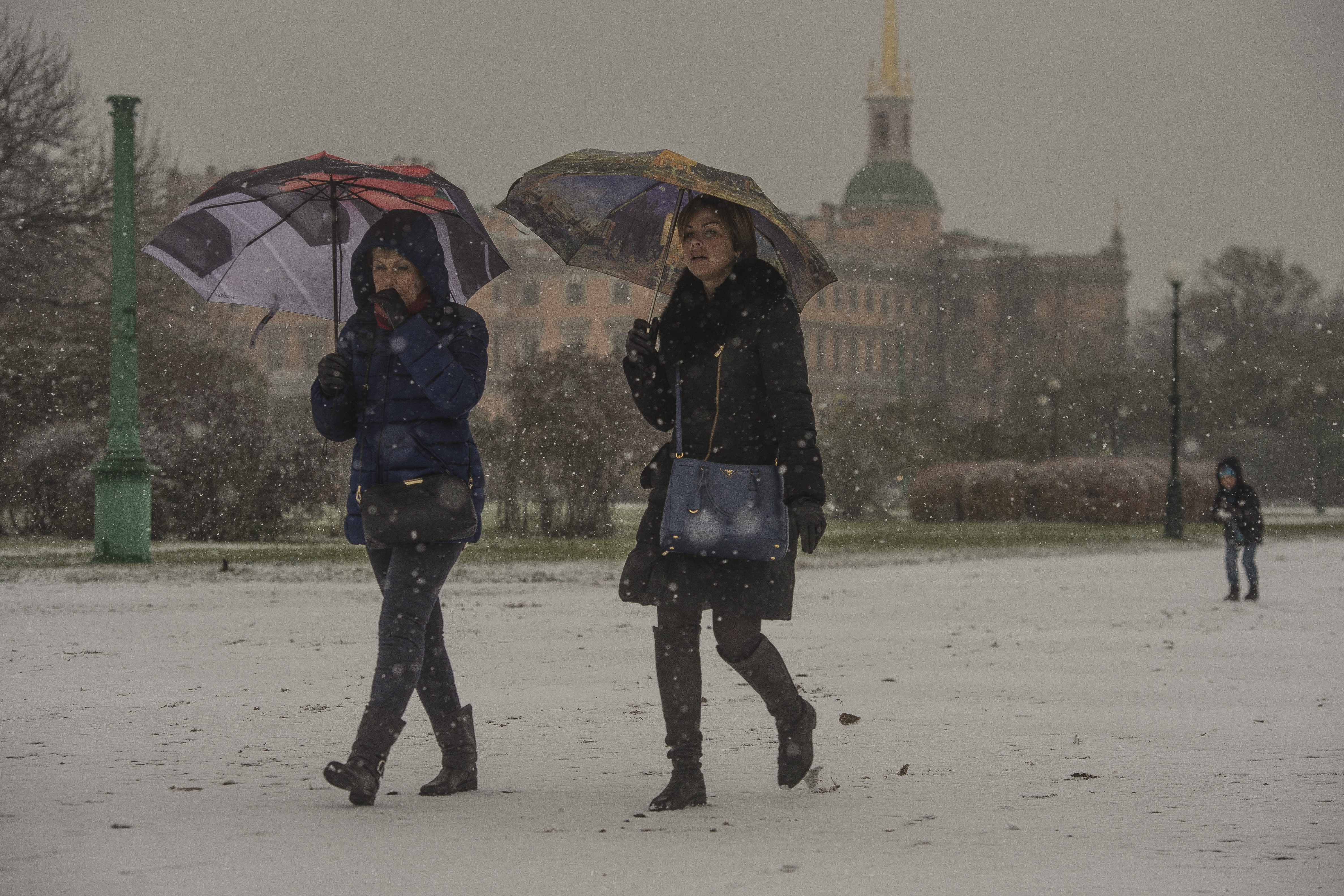 Погода в питере сейчас видео. Снег в Питере. Мокрый снег в Петербурге. Дождь со снегом в Петербурге. Питер дождь зимой.