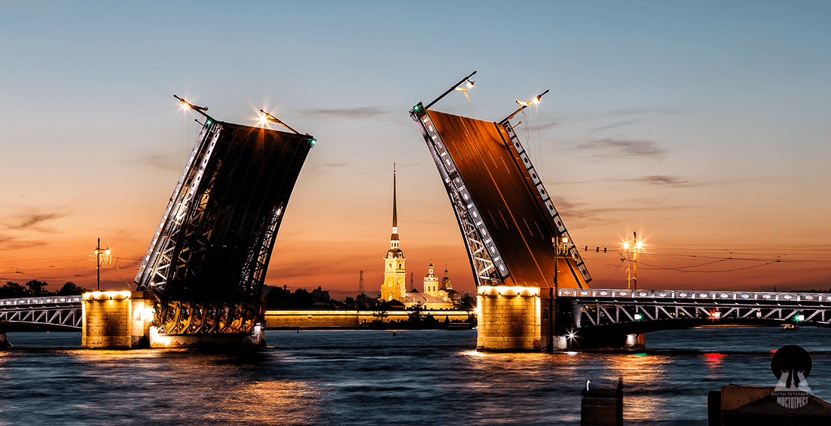 Дворцовый мост в Санкт Петербурге днем