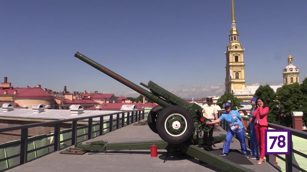 Санкт петербург пушки стреляют. Пушки Петропавловской крепости в Санкт-Петербурге. Пушка Петропавловской крепости выстрел. Выстрел из пушки на Петропавловской крепости. Выстрел пушки в Петропавловской крепости.