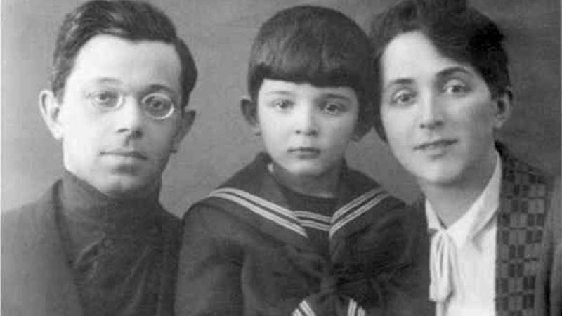 Аркадий и борис стругацкие фото Братская могила: в Вологде появится памятник отцу писателей-фантастов Стругацких