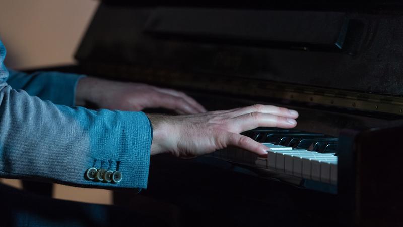 Шарапов на пианино. Пианист сочиняет. Музыкант без рук играет на пианино.