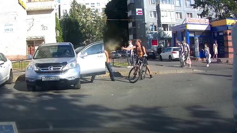 Автомобилисты против велосипедистов в СПБ. Велосипедисты столкнулись Google Street view. Велосипедист и газовый баллончик. В питере велосипедист врезался
