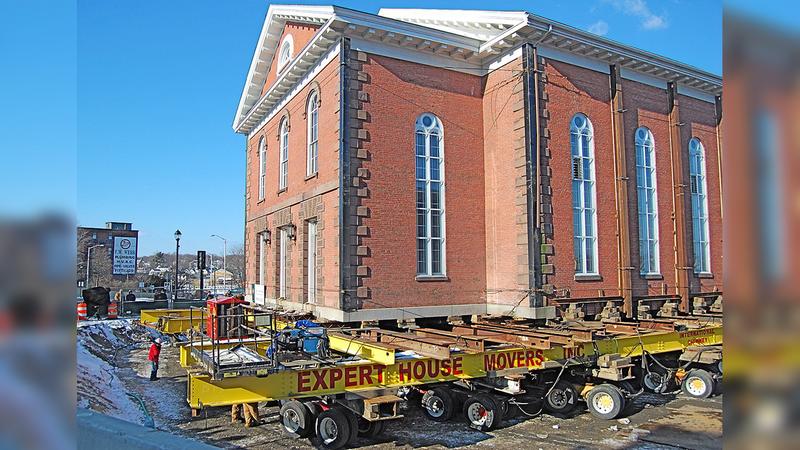 Перемещения исторического здания на тележке с гидравлическим приводом в штате Массачусетс/ Фото: wikipedia.org