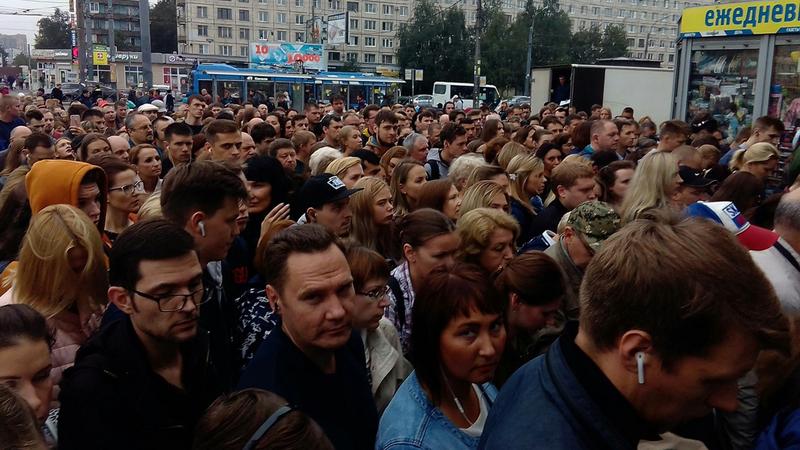 Дыбенко закрывается. Метро Дыбенко час пик. Очередь в метро Дыбенко. Улица Дыбенко очередь. Очередь на Дыбенко.