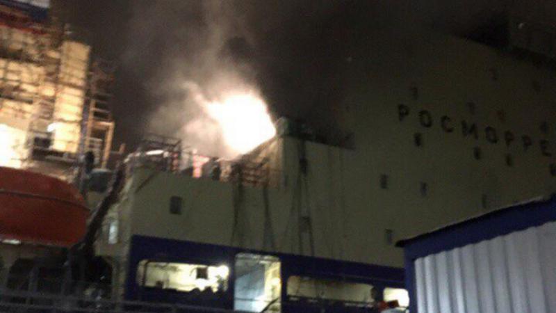 Пожар на ледоколе. Ледоколы пускают фонтаны. Пожар на ледоколе. Пожар на ледоколе. Пожар на адмиралтейских верфях на ледоколе черномырдин.