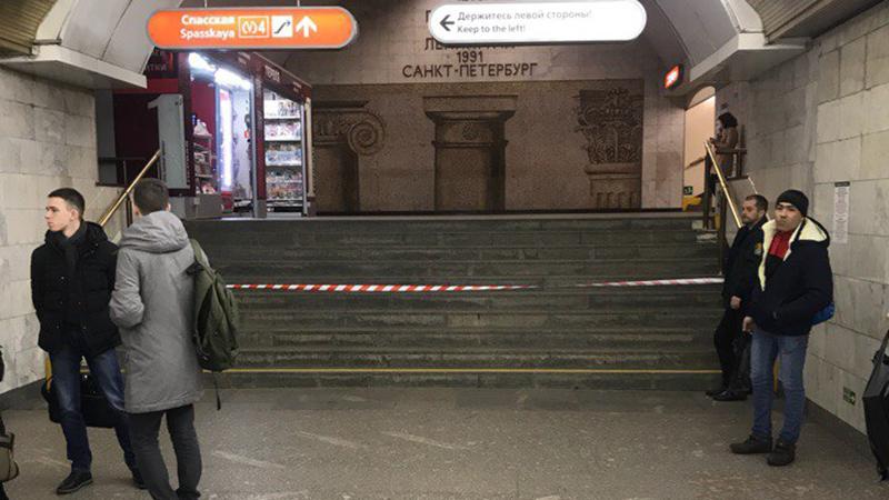 Сенная площадь (станция метро). Когда закроют метро спасскую. Метро выборгская санкт-петербург. Станция спасская. Табличка станция смоленская закрыта.