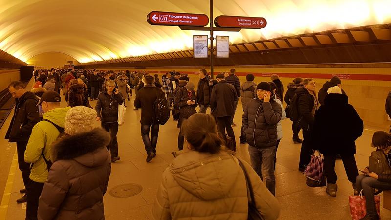 Метро питер часы. Час пик в метро Санкт-Петербурга. Станции метро в Питере в час пик. Станция метро проспект ветеранов в час пик. Толпа в метро СПБ.