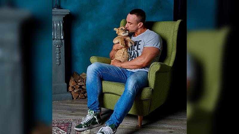 Александр Васюкович со своим львёнком/ Фото: личная страница в vk.com