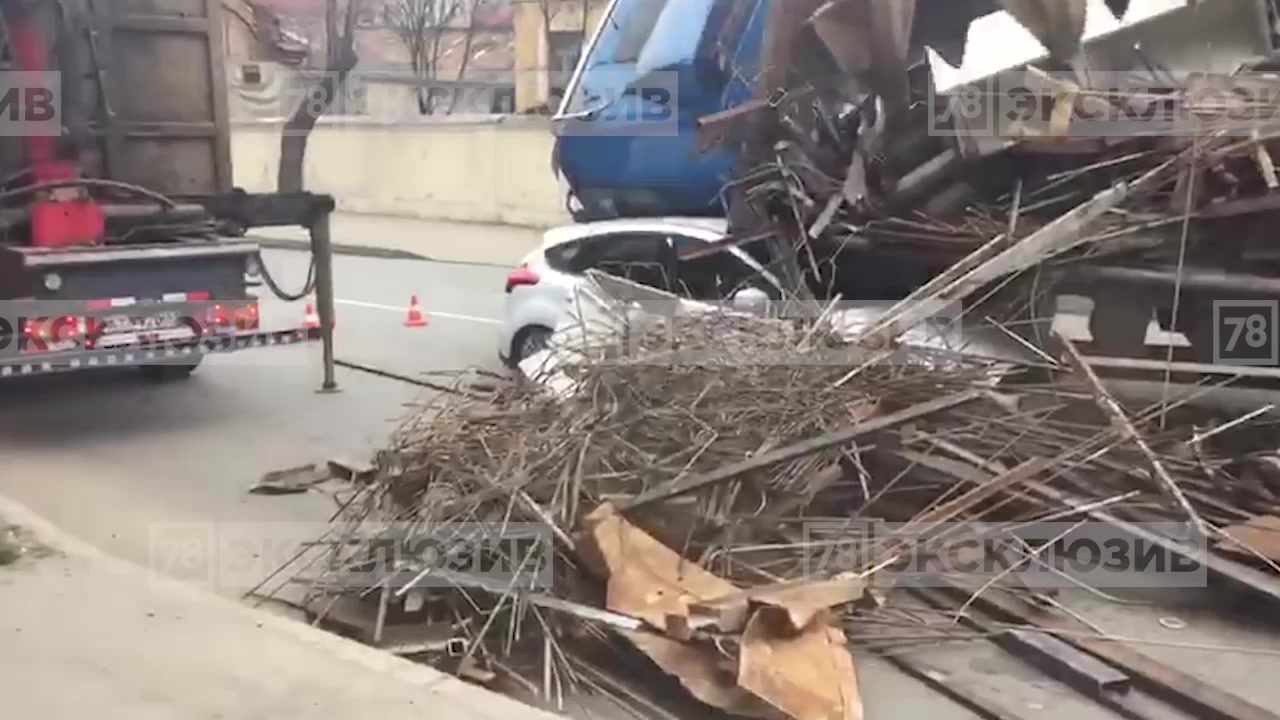 В Петербурге из фуры высыпался металлолом на проезжавшие мимо авто | 78.ru