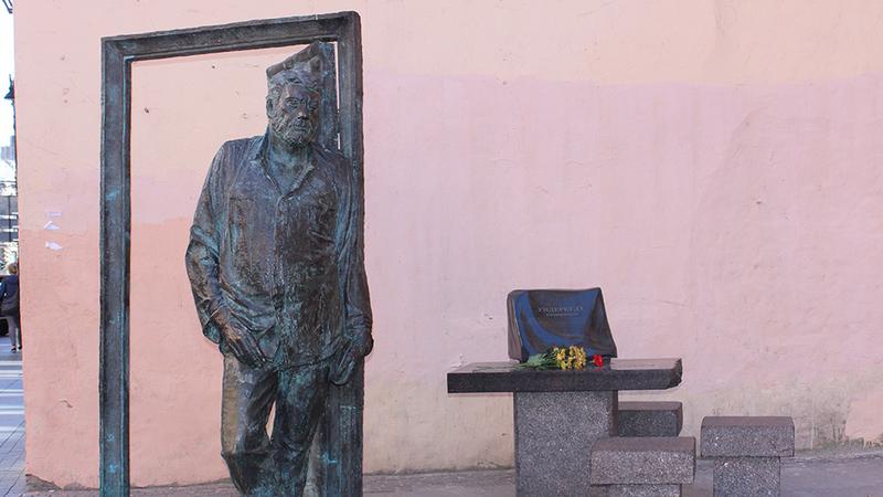 Памятник Довлатову на Рубинштейна, 23/ Фото: citywalls.ru