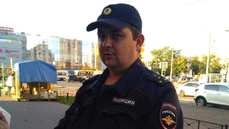 Полицейский, по словам активистов ударивший Елену Кондрашову