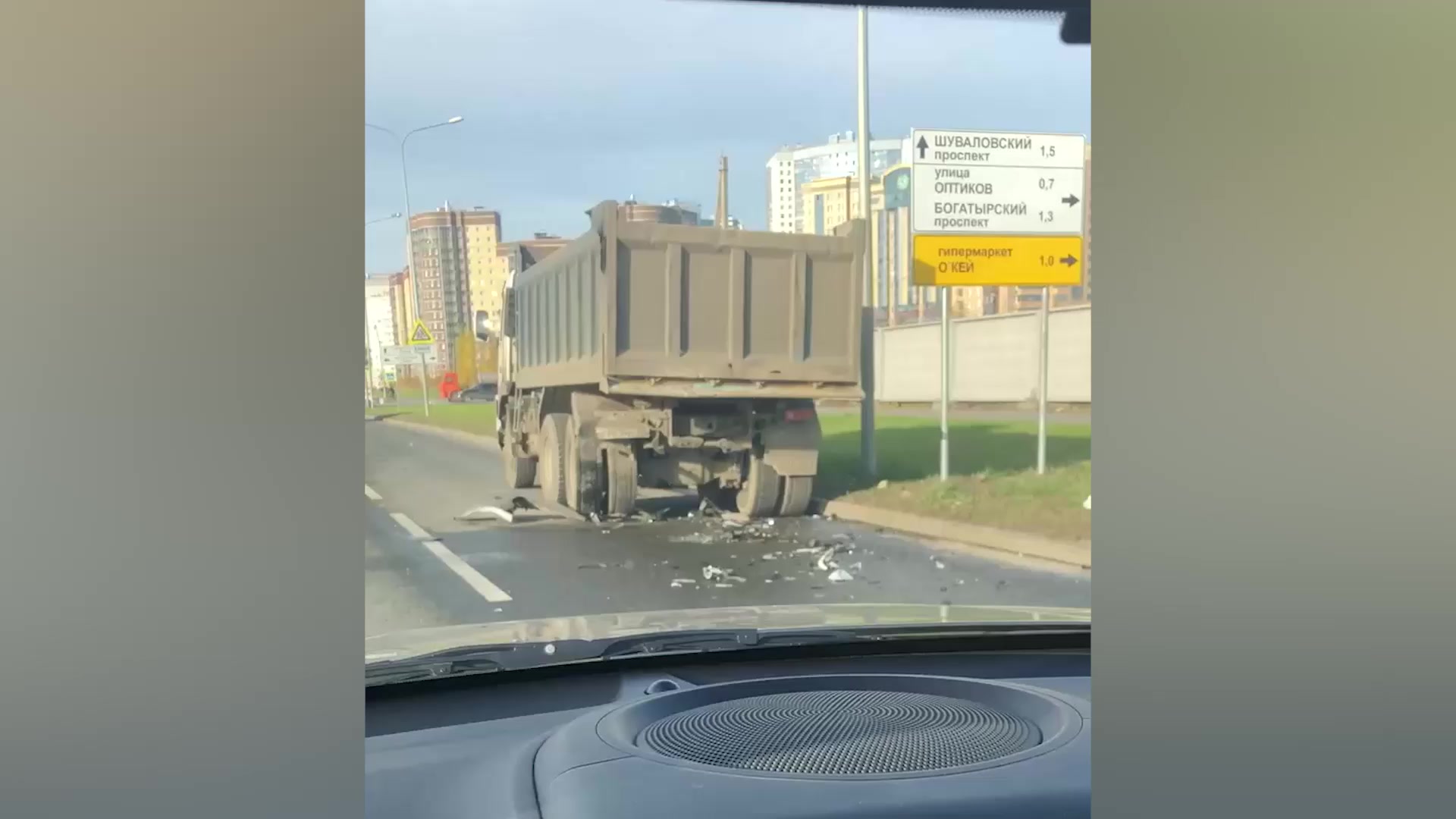 Каршеринг превратился в груду металла после встречи с самосвалом на  Мебельной