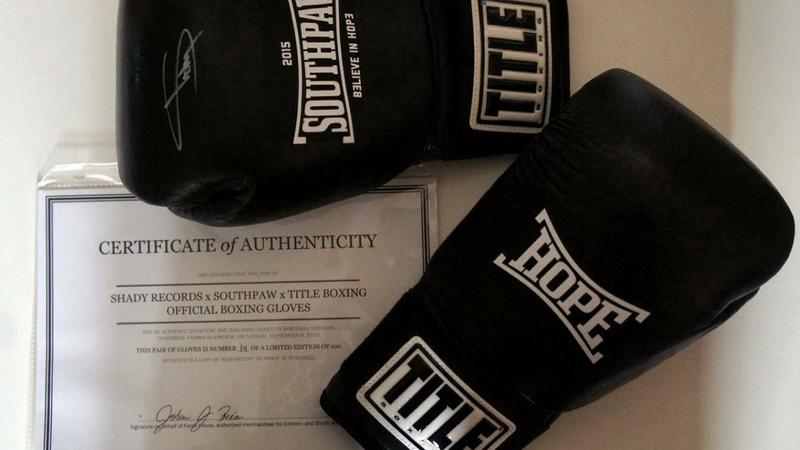 Автограф Эминема на перчатке Southpaw/ Фото: avito.ru