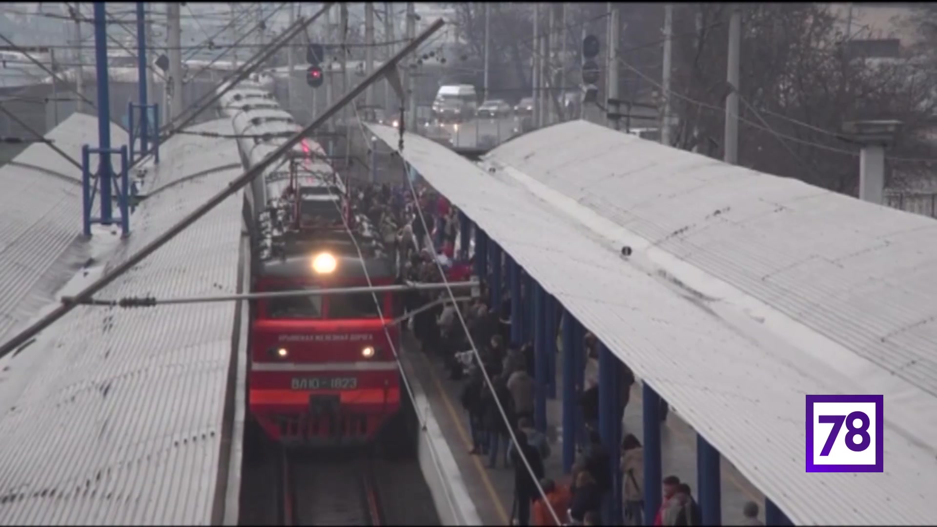 Поезд таврия крымский мост. Проезжаем Крымский мост на поезде. Поезд проезжает через мост. Картинки 23.12.2019 открытие Крымского моста с насыпью. Lux Express зима Петербург.