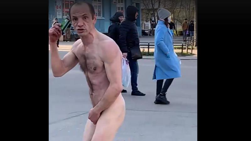 Голый мужчина решил постирать свои трусы в фонтане возле мэрии Краснодара и попал на видео