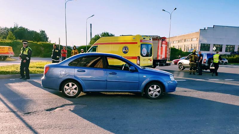 На долгоозерной сбили ребенка. Авария на Долгоозерной. Авария на Долгоозерной вчера. ДТП на Долгоозерной 20 мая.