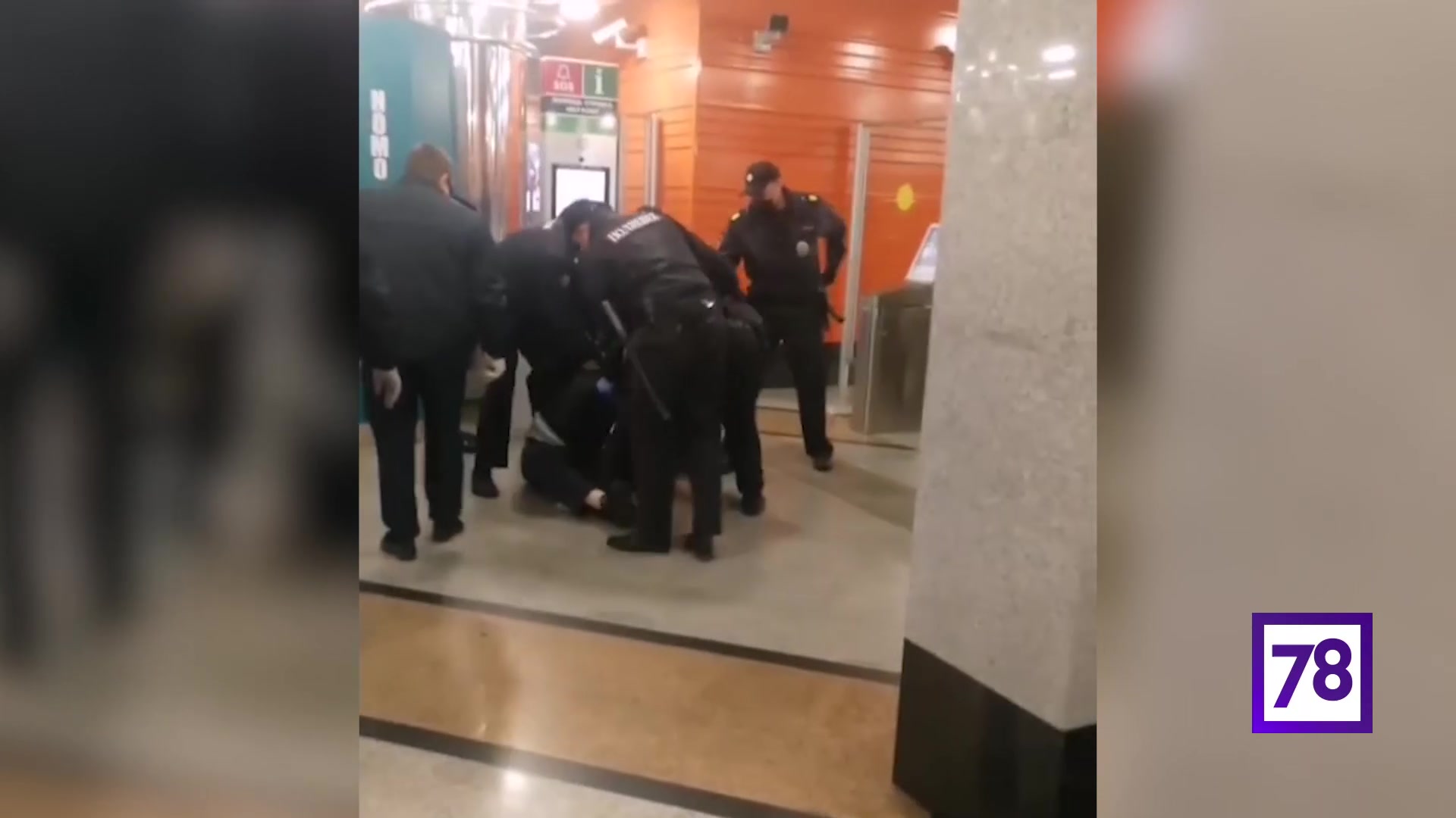 Избили полицейских в метро