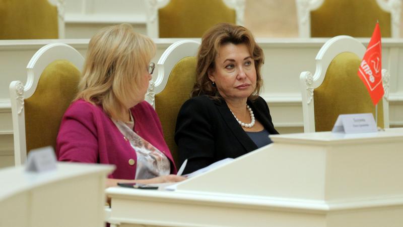 Ирина Иванова (справа)/ Фото: пресс-служба Законодательного Собрания Санкт-Петербурга