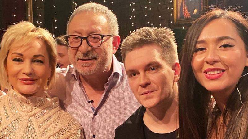 Певица Манижа справа/ Фото: instagram.com/buslya