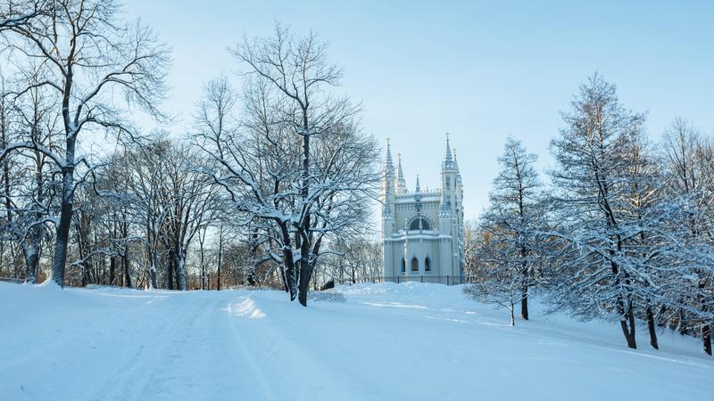 Парк Александрия капелла Готическая капелла зимой