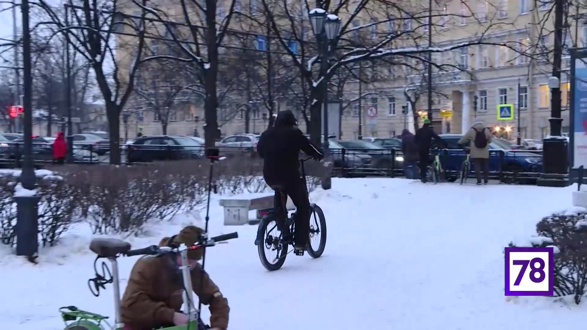 Видео велосипедист на крестовском. Мальчик рад велосипеду видео Донецк.