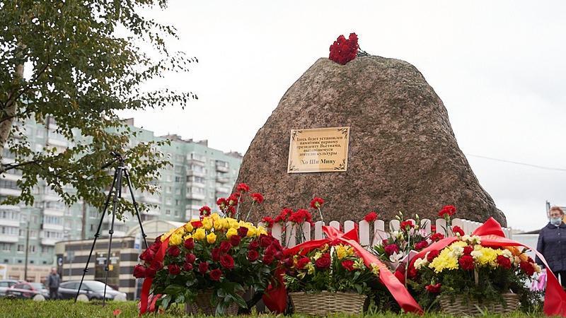Закладной камень на месте установки памятника Хо Ши Мину/ Фото: gov.spb.ru