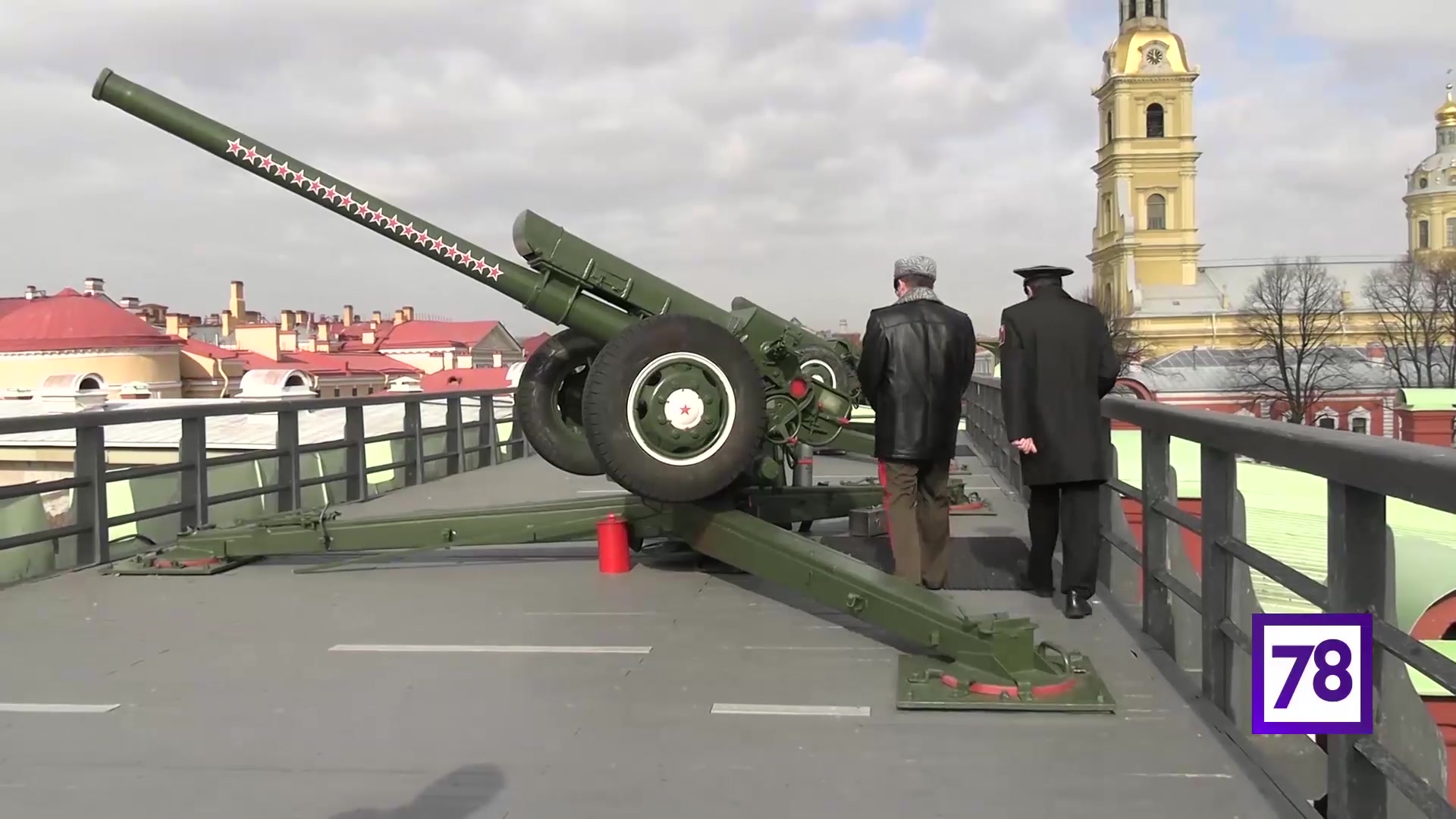 Полуденный выстрел с петропавловской. Пушки Петропавловской крепости в Санкт-Петербурге. Пушки Петропавловской крепости. Выстрел пушки в Петропавловской крепости. Полуденный выстрел с Петропавловской крепости.