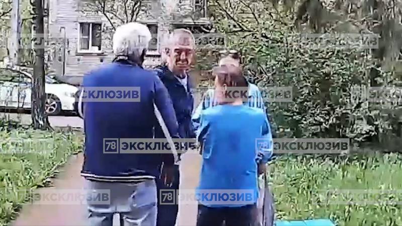 Пожилых мужчин избили охранники владельца кафе 