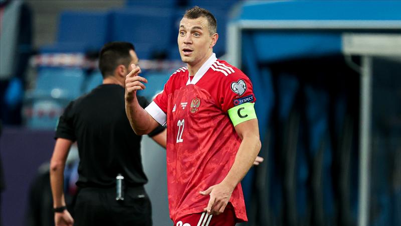 футболист сборной России с капитанской повязкой