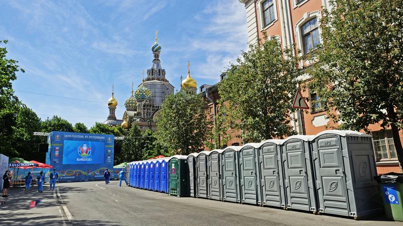 Жителям дома в центре Петербурга включили батареи в 30-градусную жару