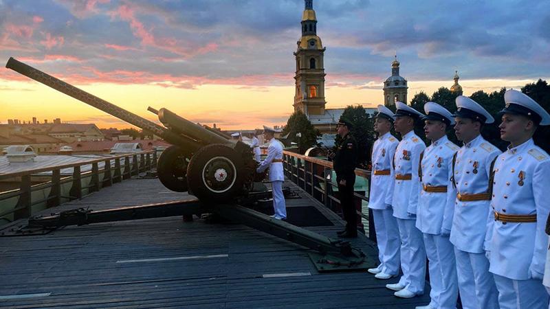 Честь дня вмф. Парад ВМФ Петропавловская крепость. Салют день ВМФ Кронштадт. Салют в честь дня ВМФ. День военно-морского флота Кронштадт.