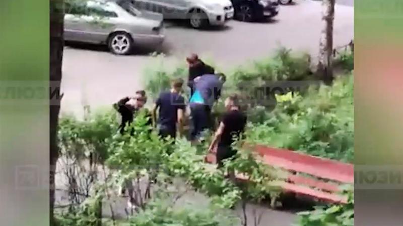 Четверо мальчиков пробуют заниматься. Подростки напали на мужчину. Парень избит на скамейке. Подростки напали на семейные пары Ставрополь. Новая Москва нападение на мужчину на скамейке.