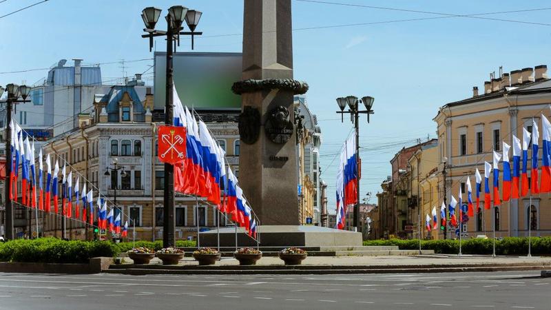 Тысячи знамен. Улицы украшенные российского флага. Улицы украшены государственными флагами. Петербург флаги украшено. Украшенные улицы СПБ ко Дню России.