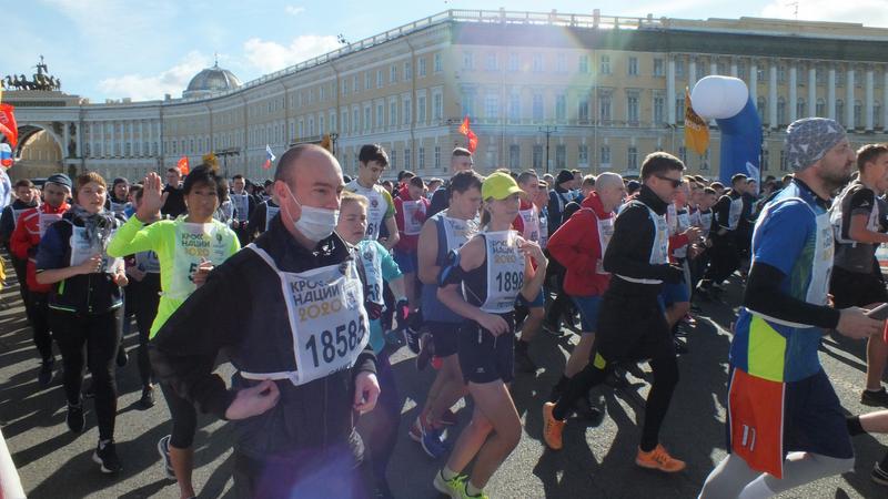 Пробеги cross. Прямая трансляция Санкт Петербург день бегуна. Кросс пробегом.