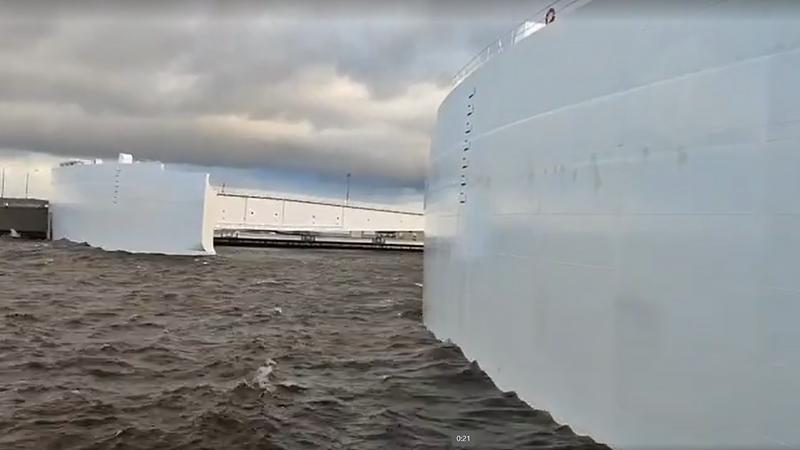 Закрывают дамбу спб. Закрывают дамбу спб. Наводнение в санкт-петербурге дамбы. Судопропускное сооружение с-2 кзс санкт-петербурга. Дамба питер кронштадт.