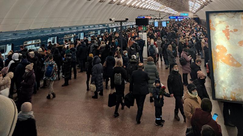 Что случилось на красной ветке метро спб. Метро Нью Йорка в час пик. Пассажиры метро Нью Йорка. Американское метро час пик. Путешествие в метро в Нью- Йорке.