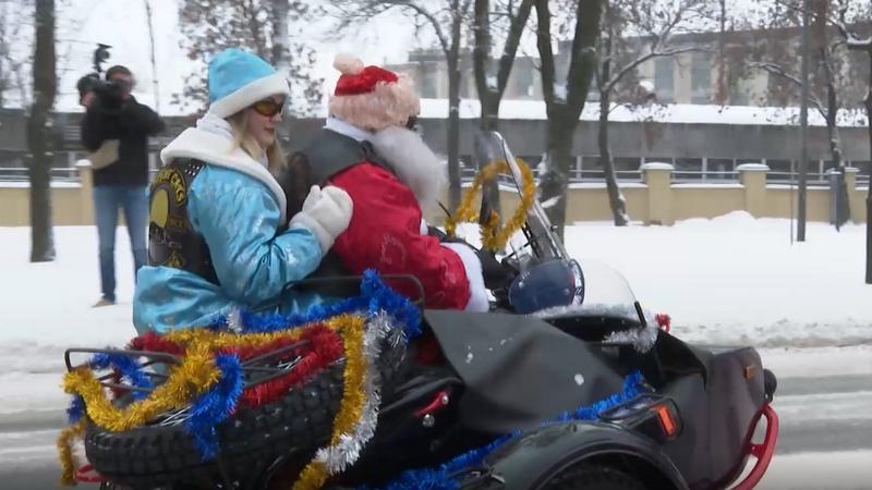 Дед Мороз и Снегурочка на мотоцикле