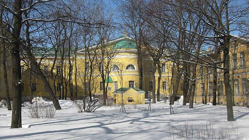 Санкт петербург учреждения. Мариинская больница двор. СПБ Мариинская больница двор фото. Двор в больнице крупный план. Мариинская больница СПБ фото двор лето.