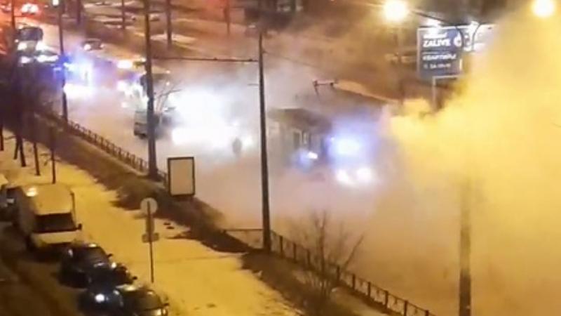 Орск видео прорыва. Московское шоссе в Шушарах заволокло паром из-за прорыва трубы.