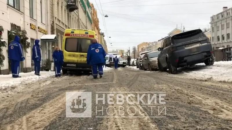 В петербурге дворник спас. Грибоедова выпал ребенок. На Грибоедова выпал мальчик