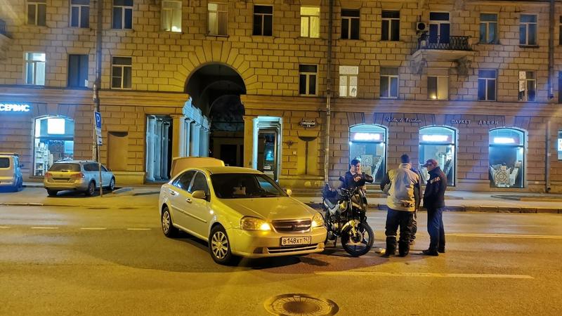 Дтп на большом сампсониевском. Самокат врезался в автомобиль выезжавший из двора. Авария на большом Сампсониевском сегодня.