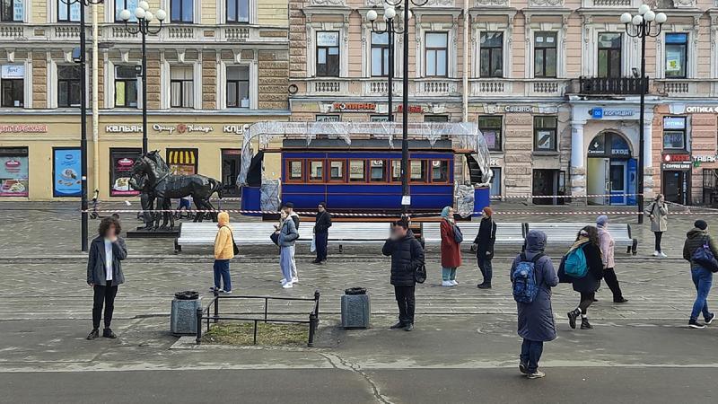 У метро василеостровская