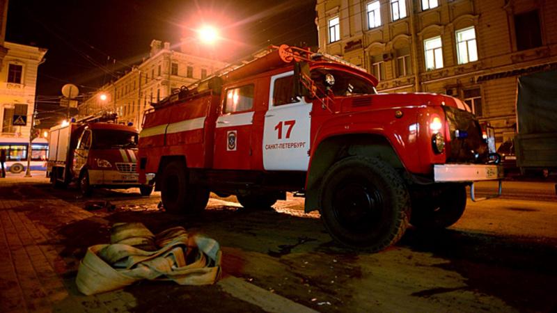 Пожарные спб. Пожарная машина ночью. Пожарная машина вечером. Пожарная машина СПБ. Пожарная машина возле школы.