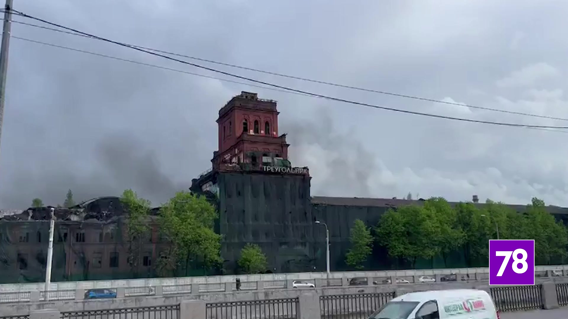 На территории завода «Красный треугольник» в очередной раз тушили пожар