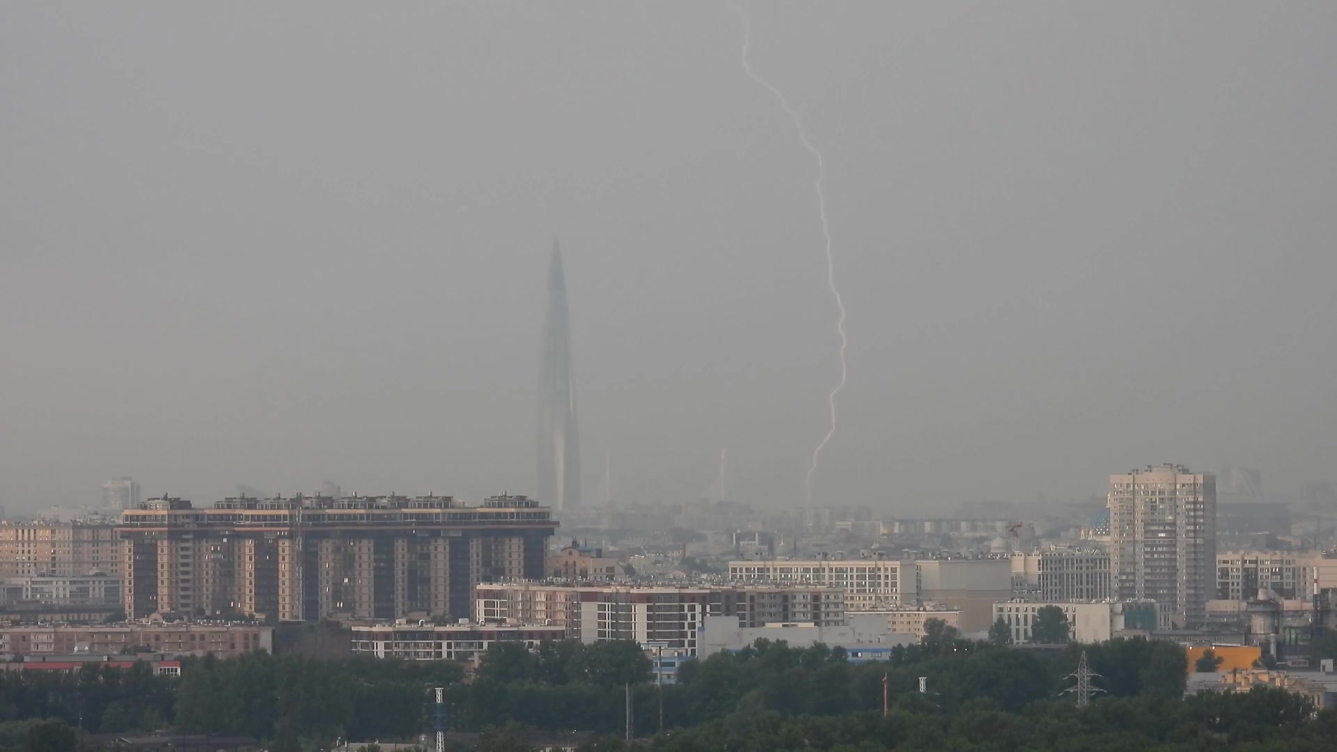 Грохочет гром. Молния лахта центр 11,07,2022. Молния ударила в лахта центр в санкт-петербурге. Молния ударила в лахта центр в санкт-петербурге. Молния ударила в лахта центр.