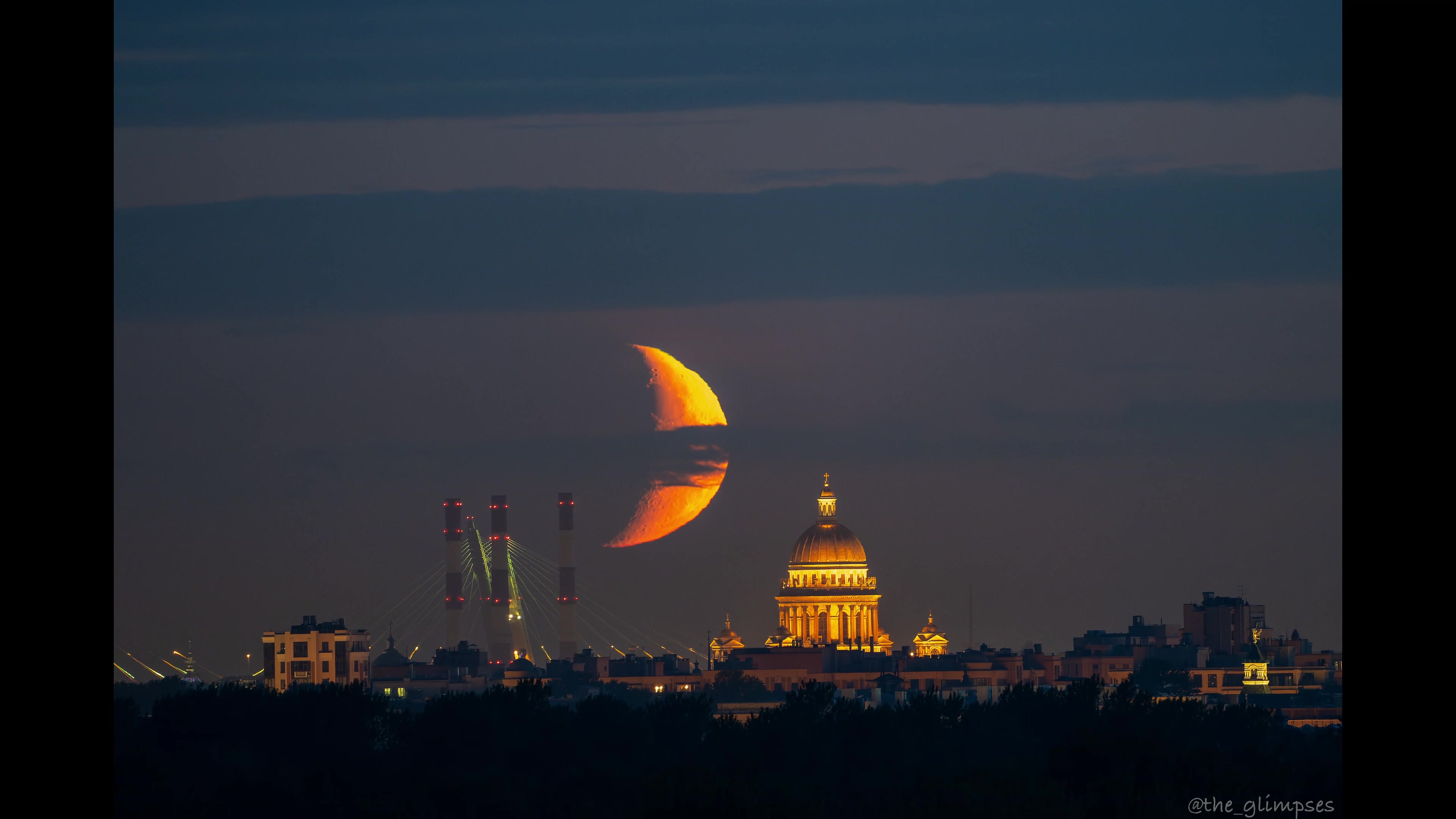 Луна над Петербургом. Луна над Питером. Огромная Луна над Питером. Луна на закате.