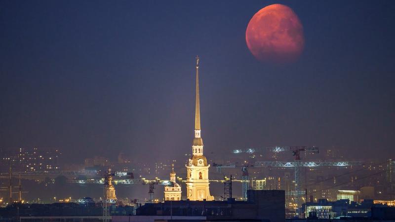 Луна спб 2024. Луна над Петербургом. Большая Луна СПБ. Луна в Питере. Огромная Луна в Питере.