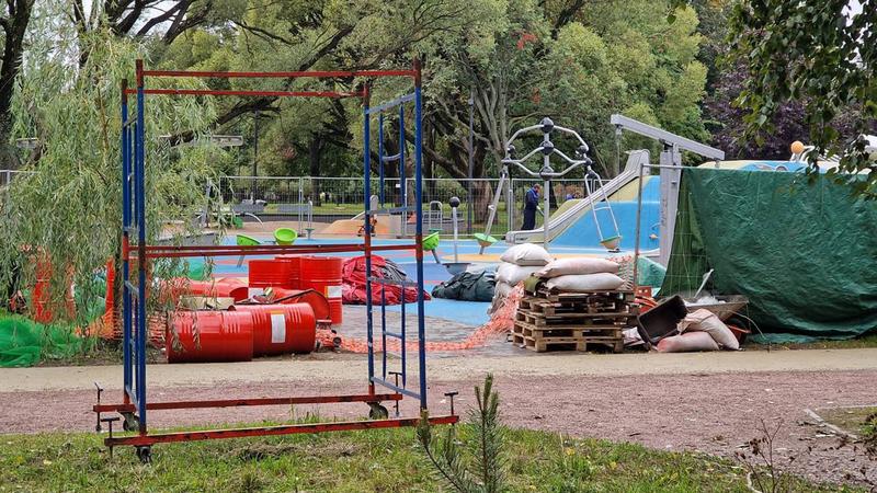Прокуратура ищет виновных в захламлении детской площадки в Заневском парке