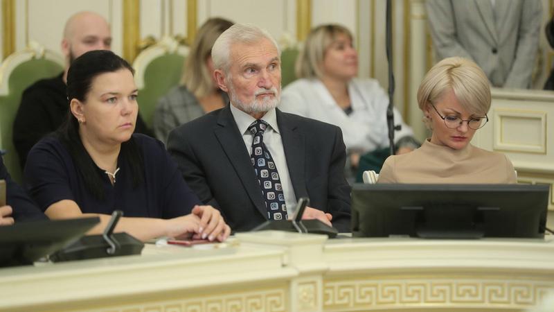 Оксана Умнова (справа)/ Фото: пресс-служба Законодательного Собрания Санкт-Петербурга