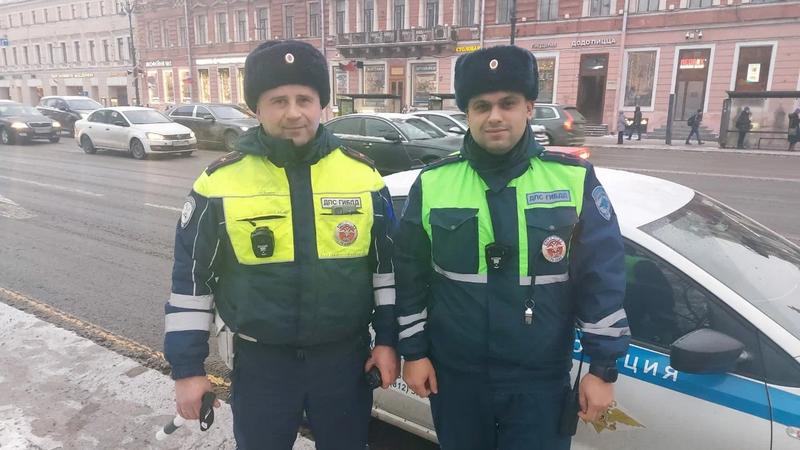 Инспекторы ДПС Юрий Шипилин и Денис Смирнов/Фото: пресс-служба ГУ МВД по Северной столице и Ленинградской области